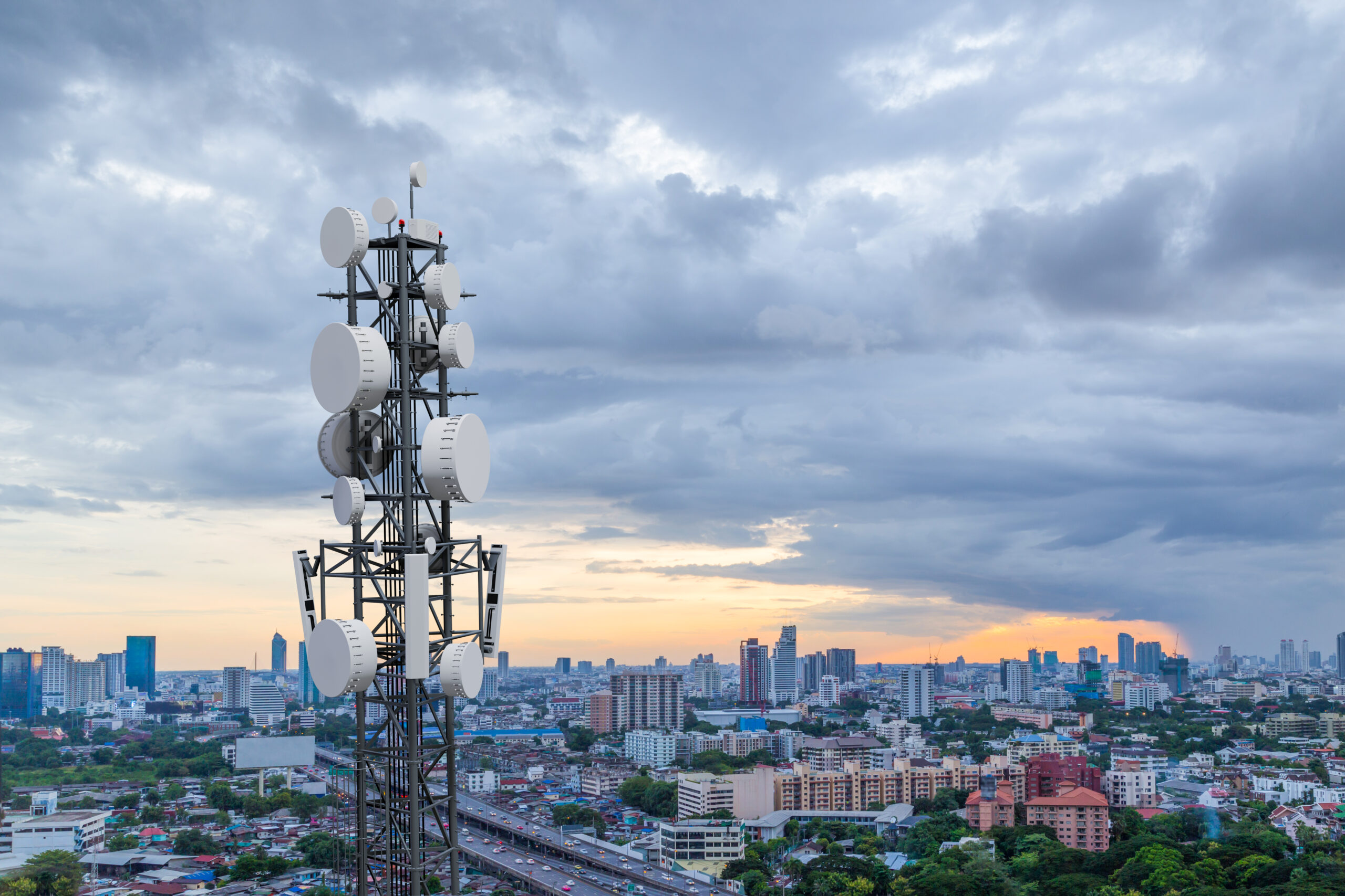 Antenas de operadoras de telecomunicações em uma cidade