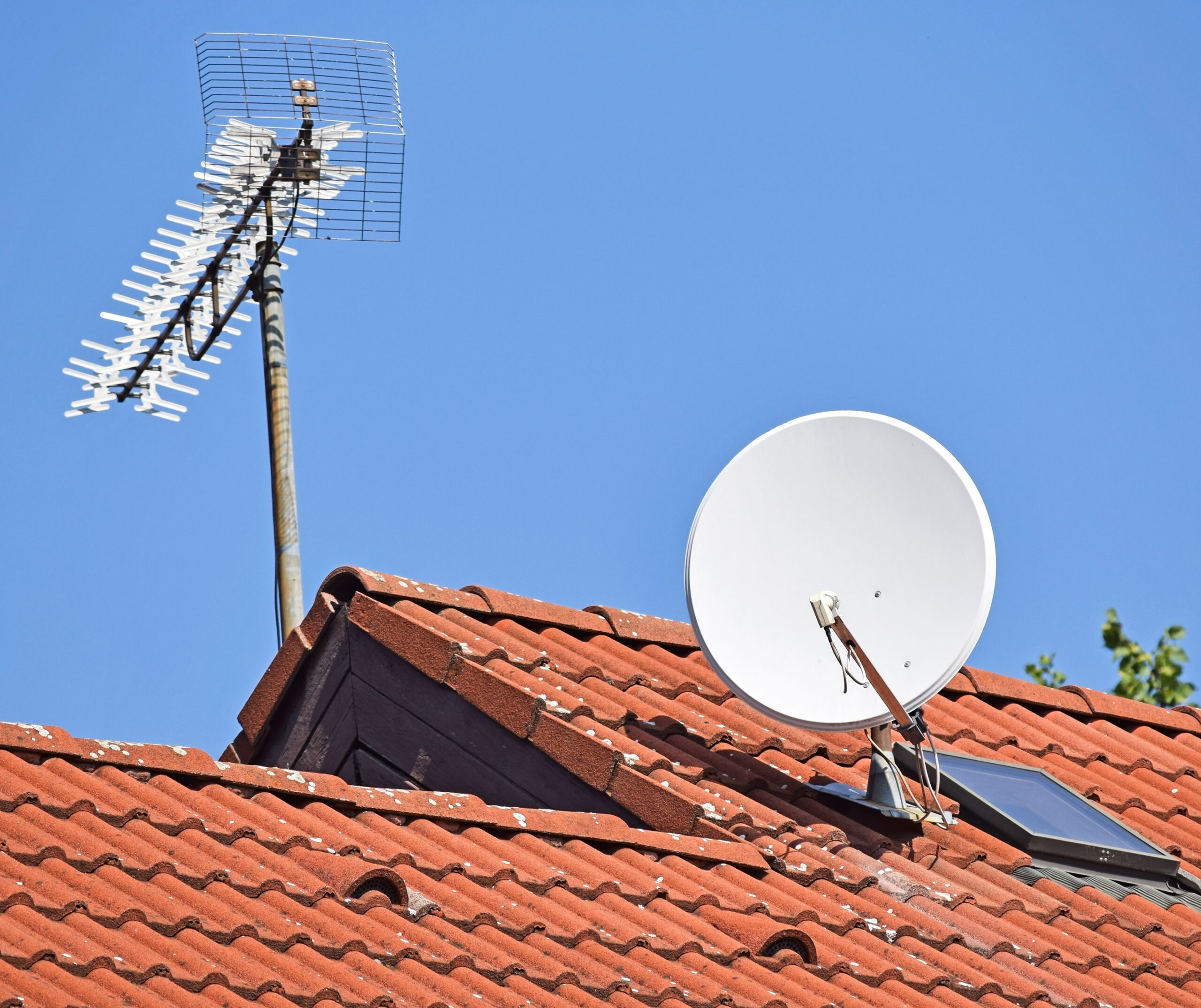 Antenas parabólicas utilizadas no setor telecomunicações em telhado de casa