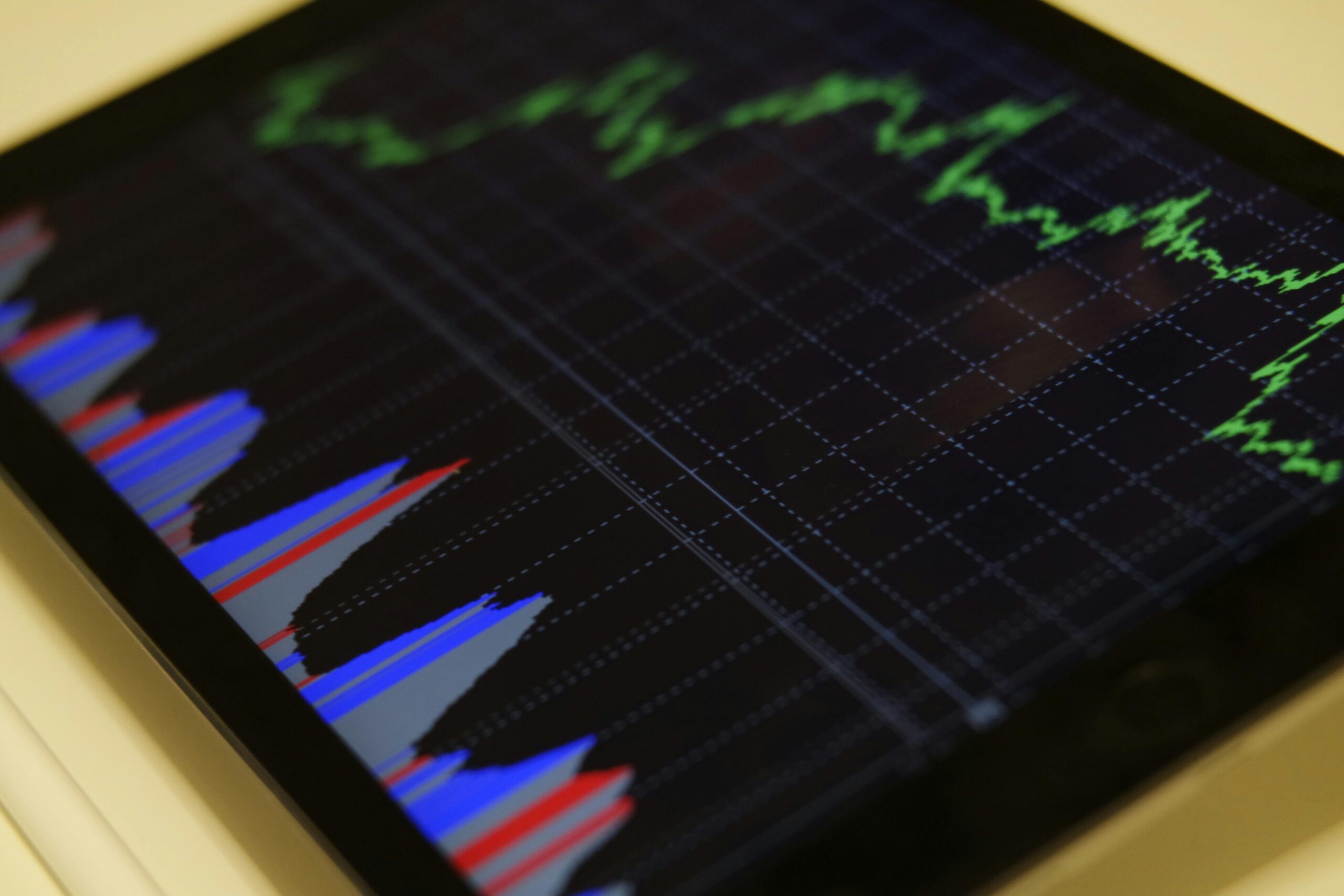 Gráfico financeiro em tela de tablet mostrando o retorno de investimentos em tecnologia