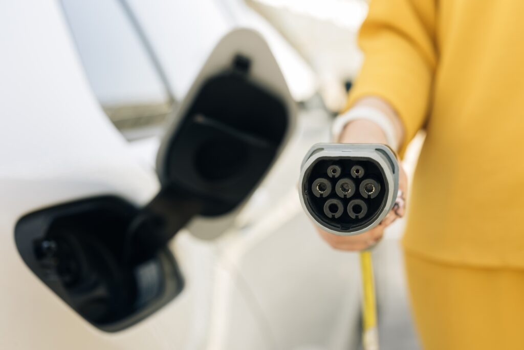 A instalação de eletropostos deve acompanhar as projeções de crescimento do mercado automotivo elétrico e contemplar todas as regiões do Brasil