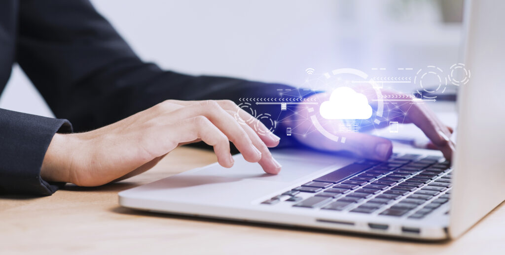 A nuvem, é quem centraliza o processamento em servidores remotos, essa tecnologia distribui a capacidade entre dispositivos e servidores locais